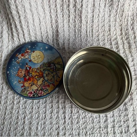 Vintage cookie tin Nursey Rhymes Hey Diddle Diddle The cow jumps over the moon - Picture 6 of 9